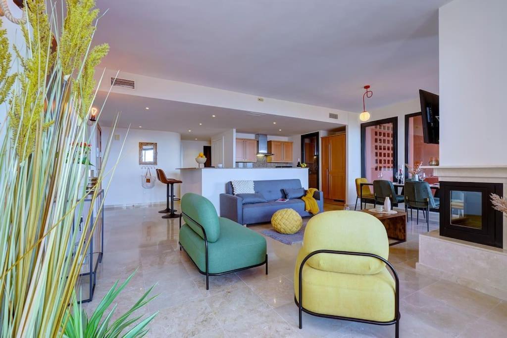 017 Superb Sea View 2 Bed Calahonda * Sitio de Calahonda