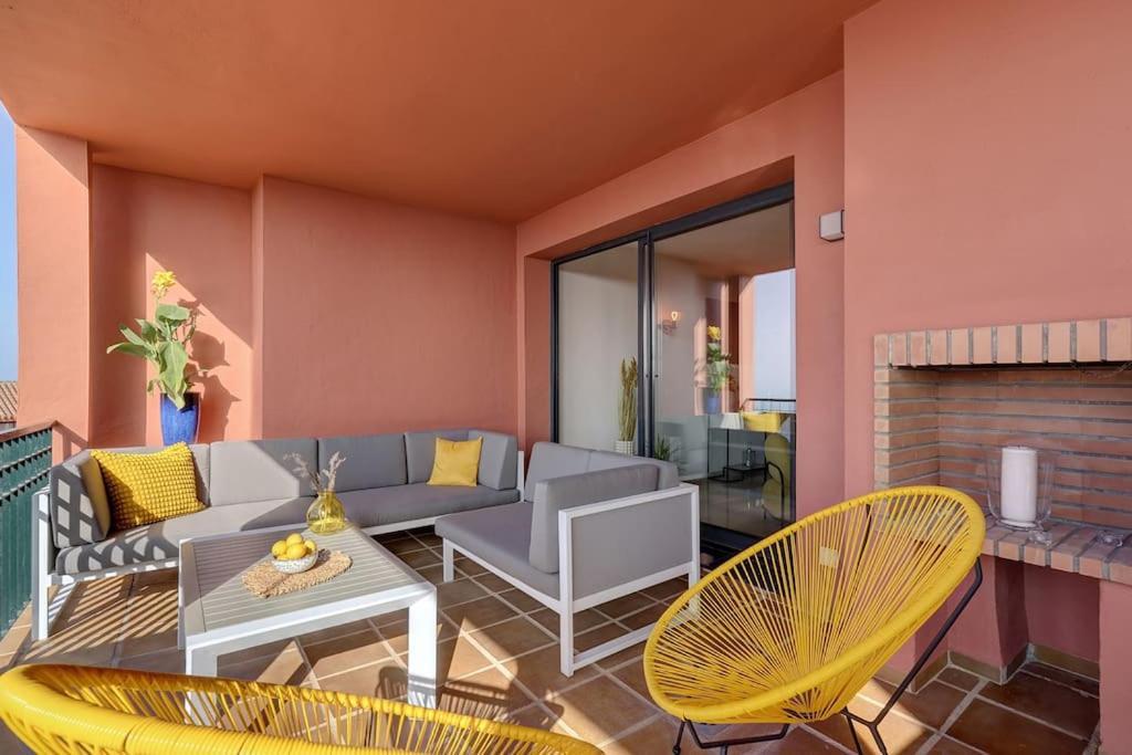 017 Superb Sea View 2 Bed Calahonda *