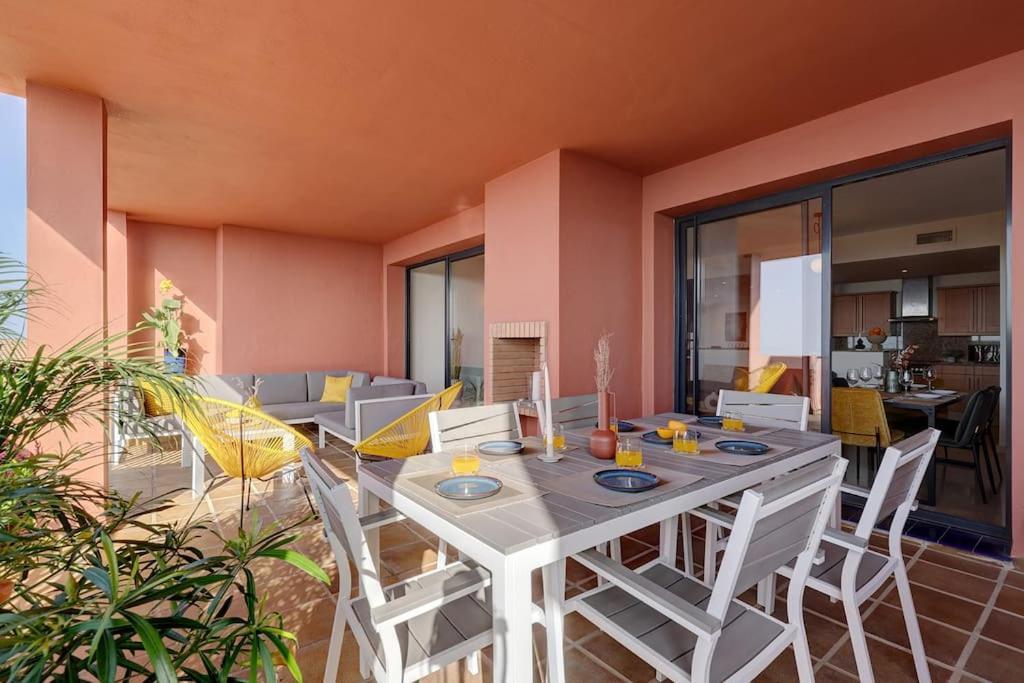 017 Superb Sea View 2 Bed Calahonda * Sitio de Calahonda