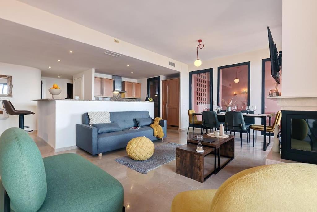 017 Superb Sea View 2 Bed Calahonda