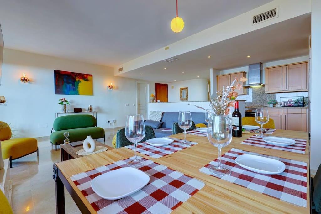 017 Superb Sea View 2 Bed Calahonda Apartamento *